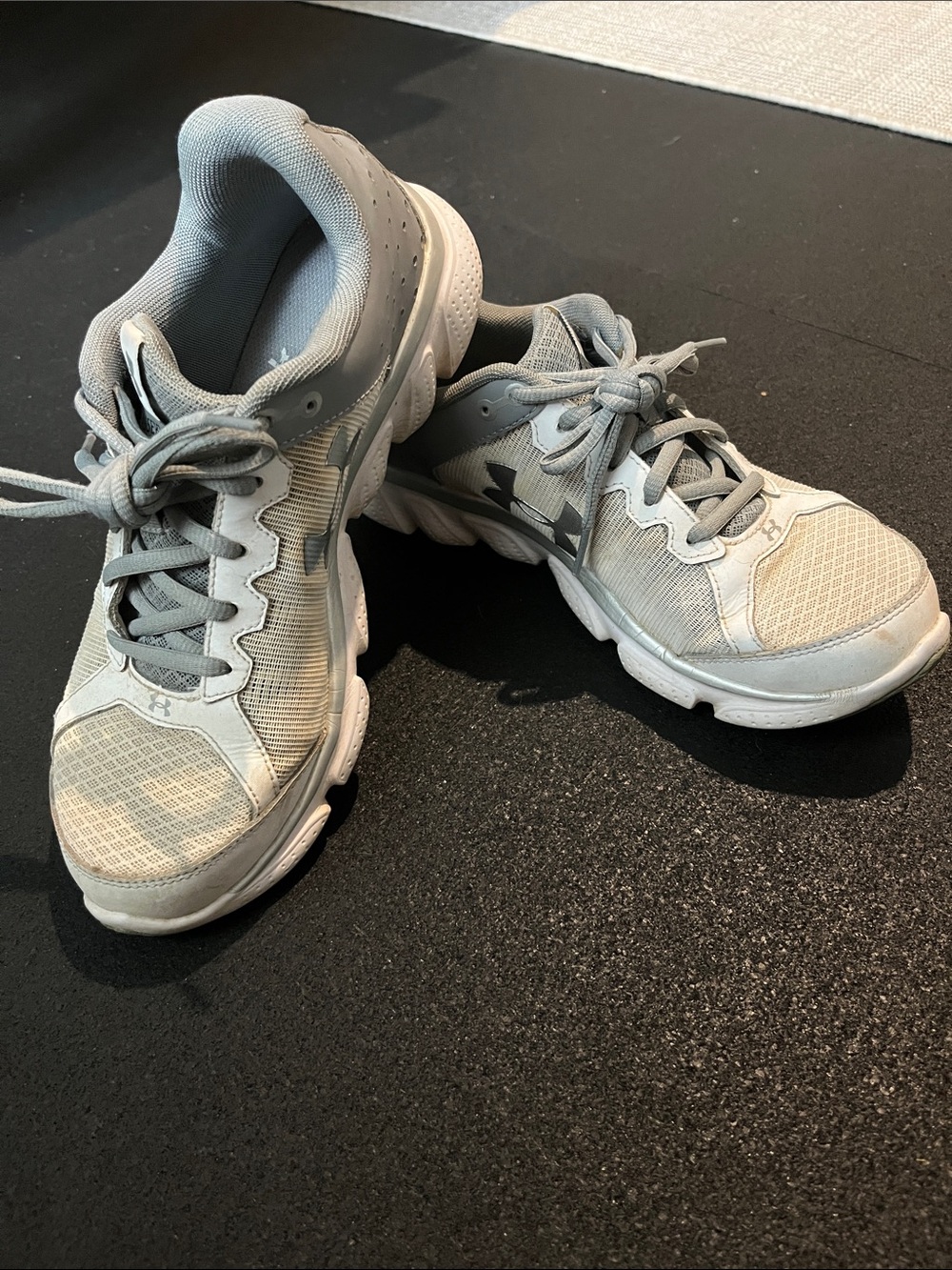 Under armour Assert 6 sneaker
Size 8.5